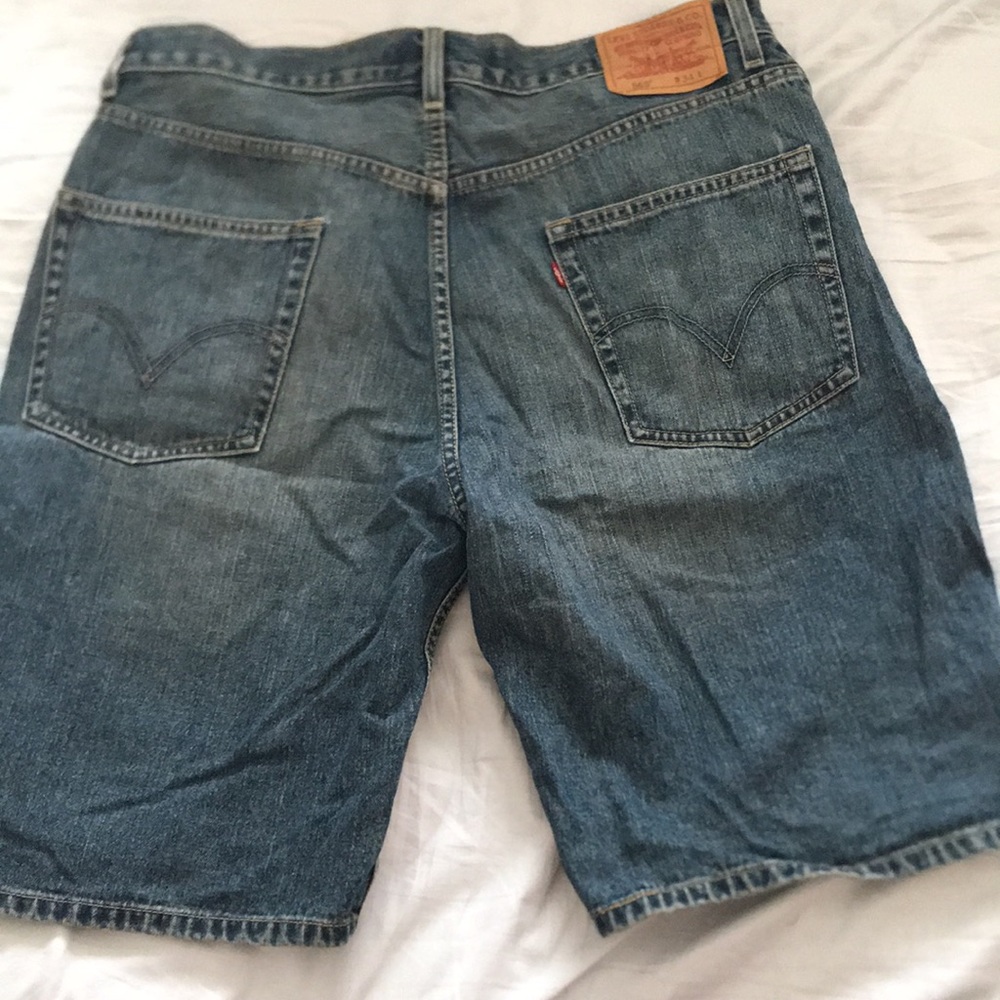 Levi’s 569 jean shorts in blue, EUC, W34.